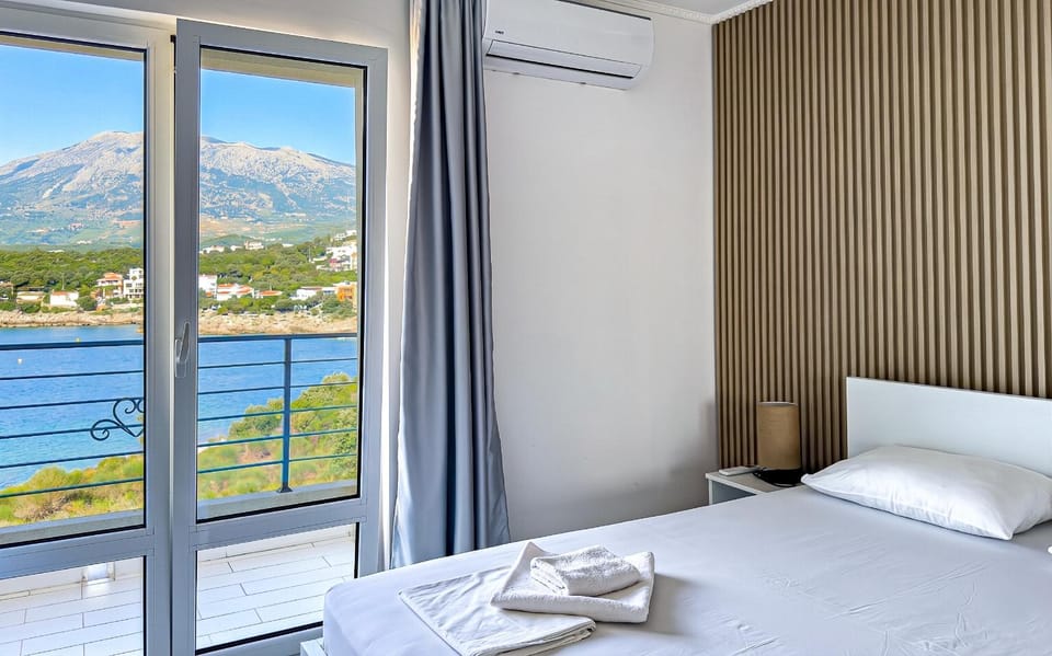 Bed, View (from property/room), Balcony/Terrace, Photo of the whole room, Bedroom, Mountain view, Sea view, towels, air conditioner