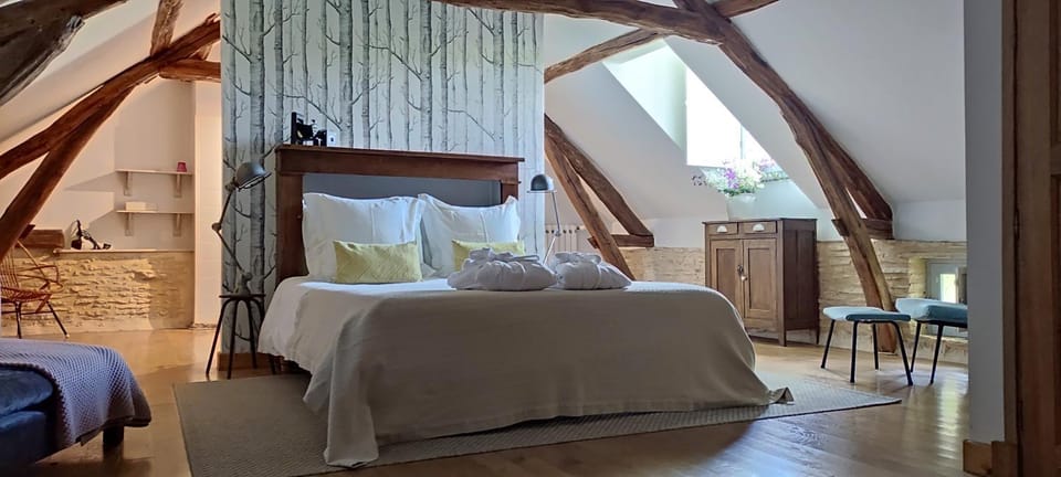 Bed, Bathroom, TV and multimedia, Photo of the whole room, Bedroom, towels
