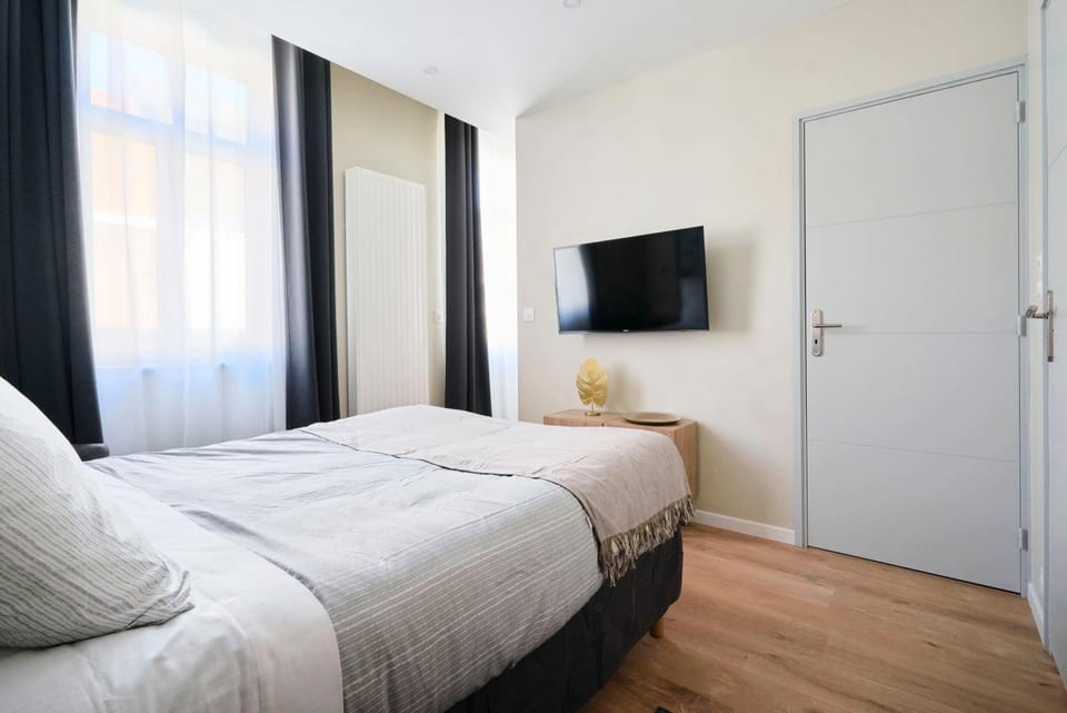 Bed, TV and multimedia, Photo of the whole room