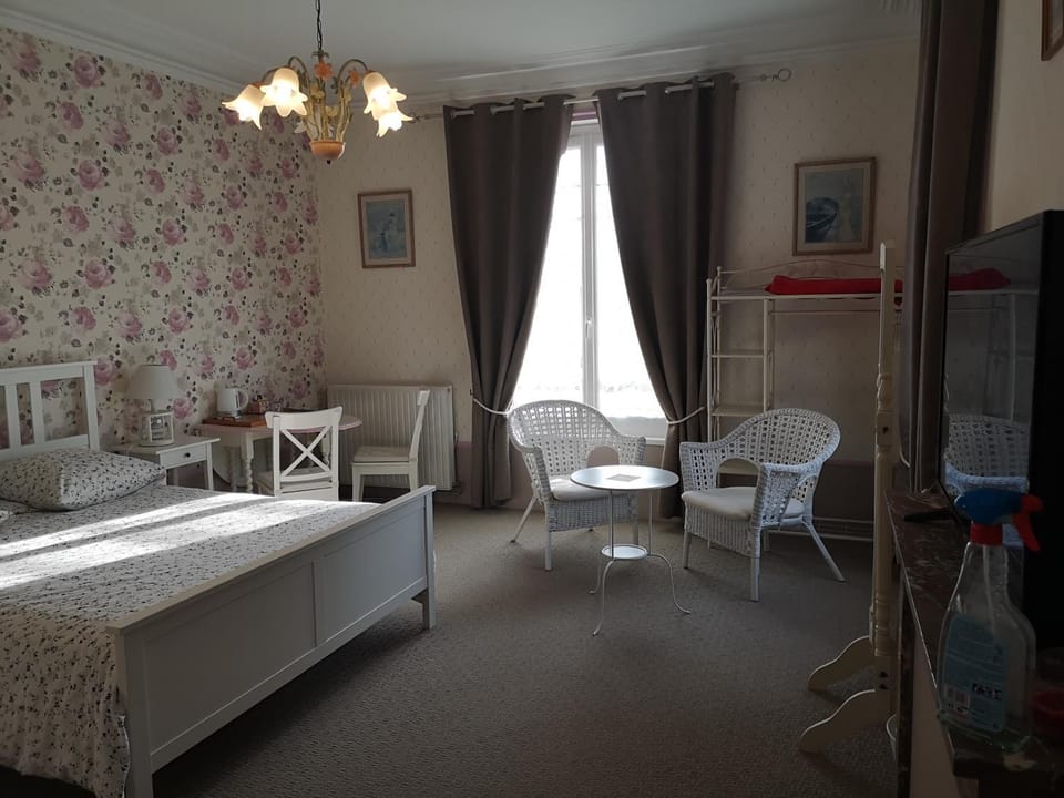 Bed, Living room, Photo of the whole room, Bedroom