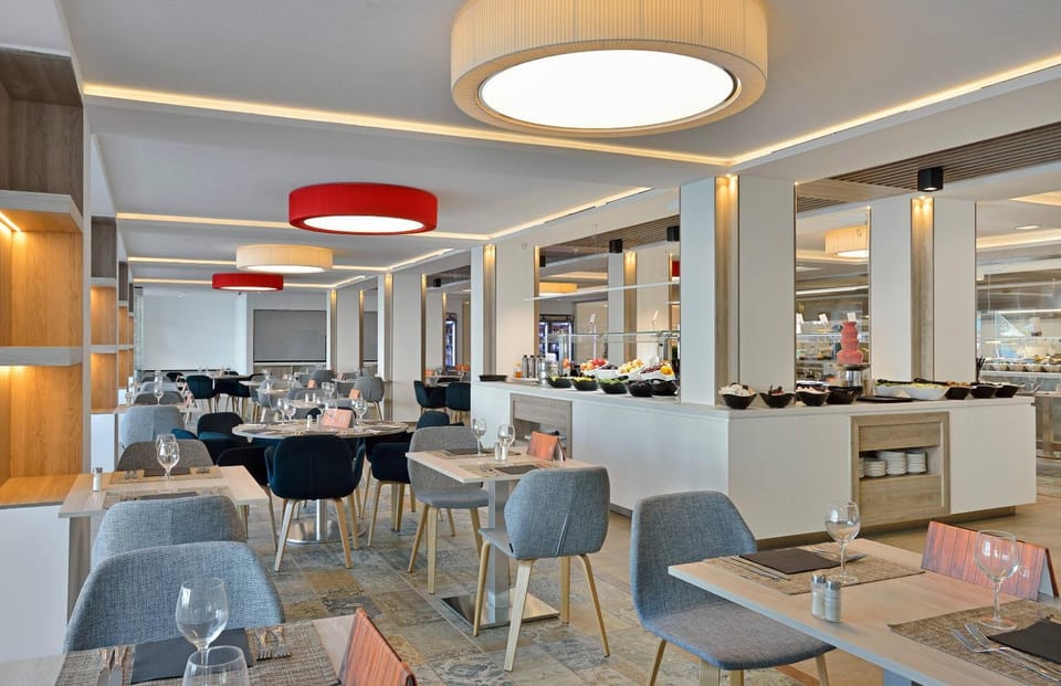 Restaurant/places to eat, Food and drinks, Dining area