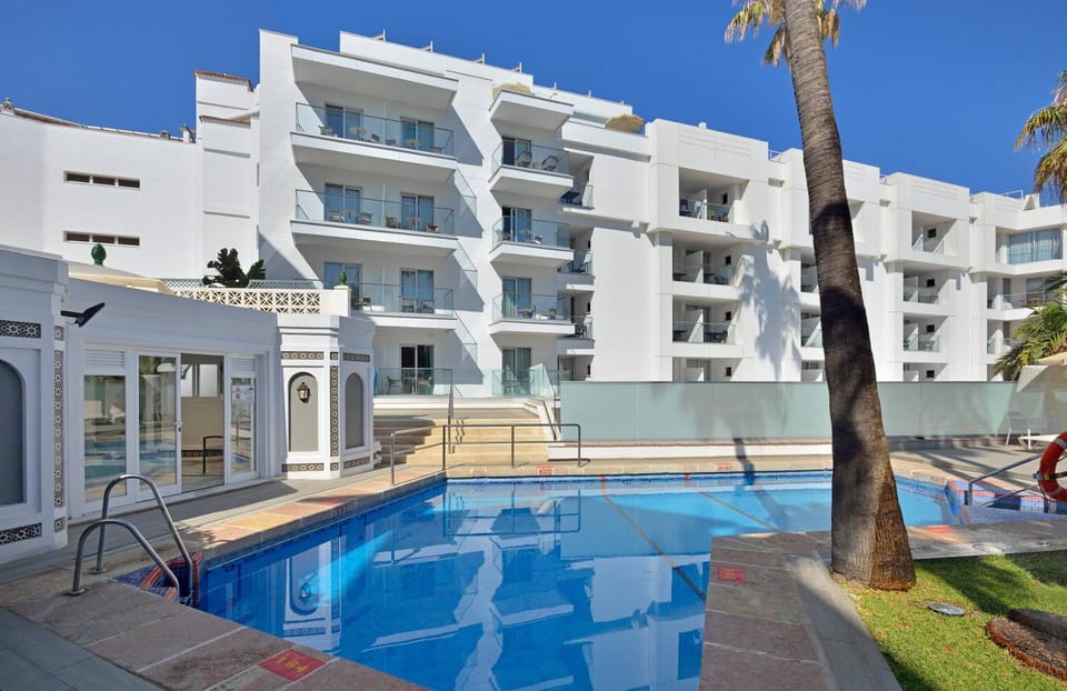 Facade/entrance, Balcony/Terrace, Swimming pool
