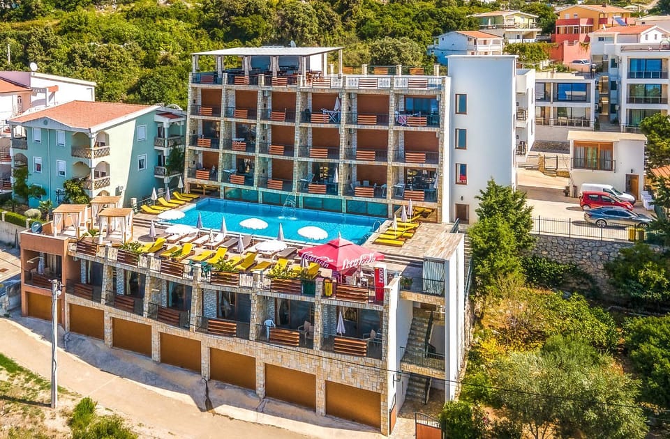 Property building, Day, Neighbourhood, Bird's eye view, Garden view, Pool view, Street view, Swimming pool, sunbed
