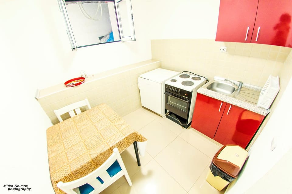 Coffee/tea facilities, Kitchen or kitchenette, Seating area, Dining area, Garden view
