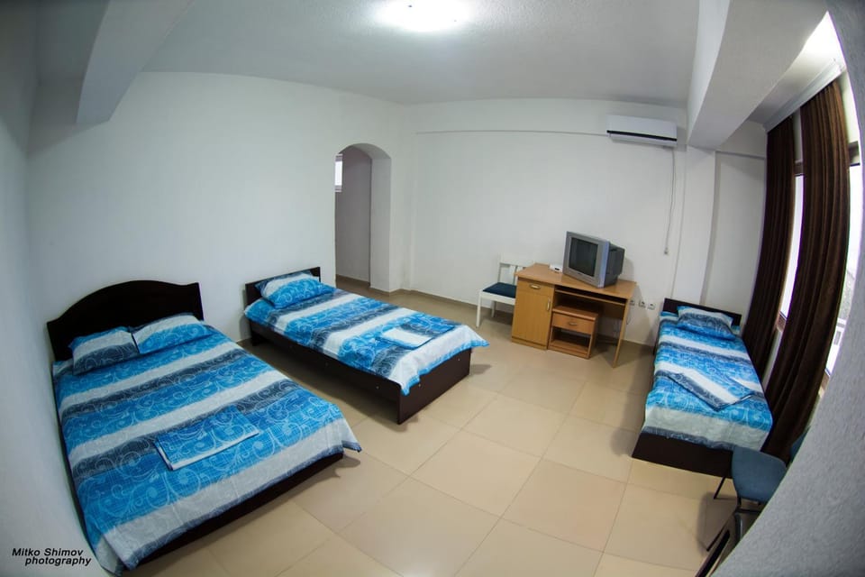 Shower, Toilet, Garden, Bathroom, TV and multimedia, Coffee/tea facilities, Balcony/Terrace, Kitchen or kitchenette, Living room, Seating area, Dining area, Bedroom, City view, Garden view, Lake view, Mountain view
