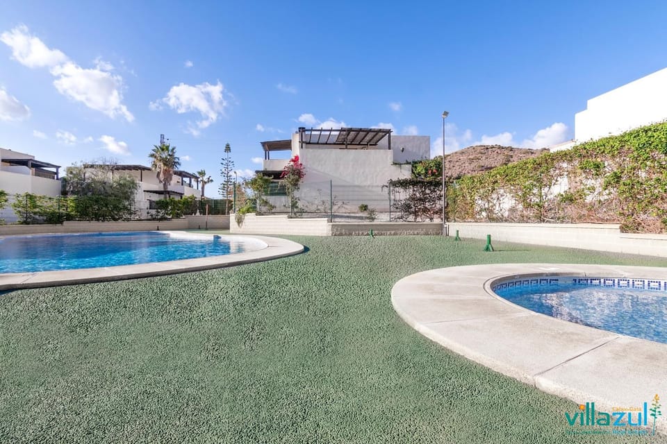 Day, Swimming pool