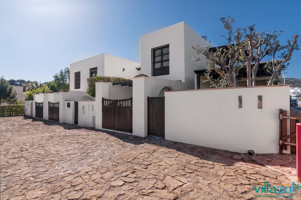 Property building, Facade/entrance, Day
