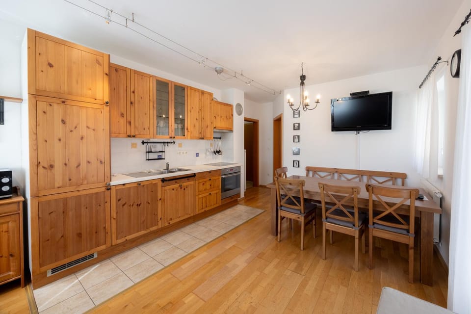 TV and multimedia, Kitchen or kitchenette, Dining area