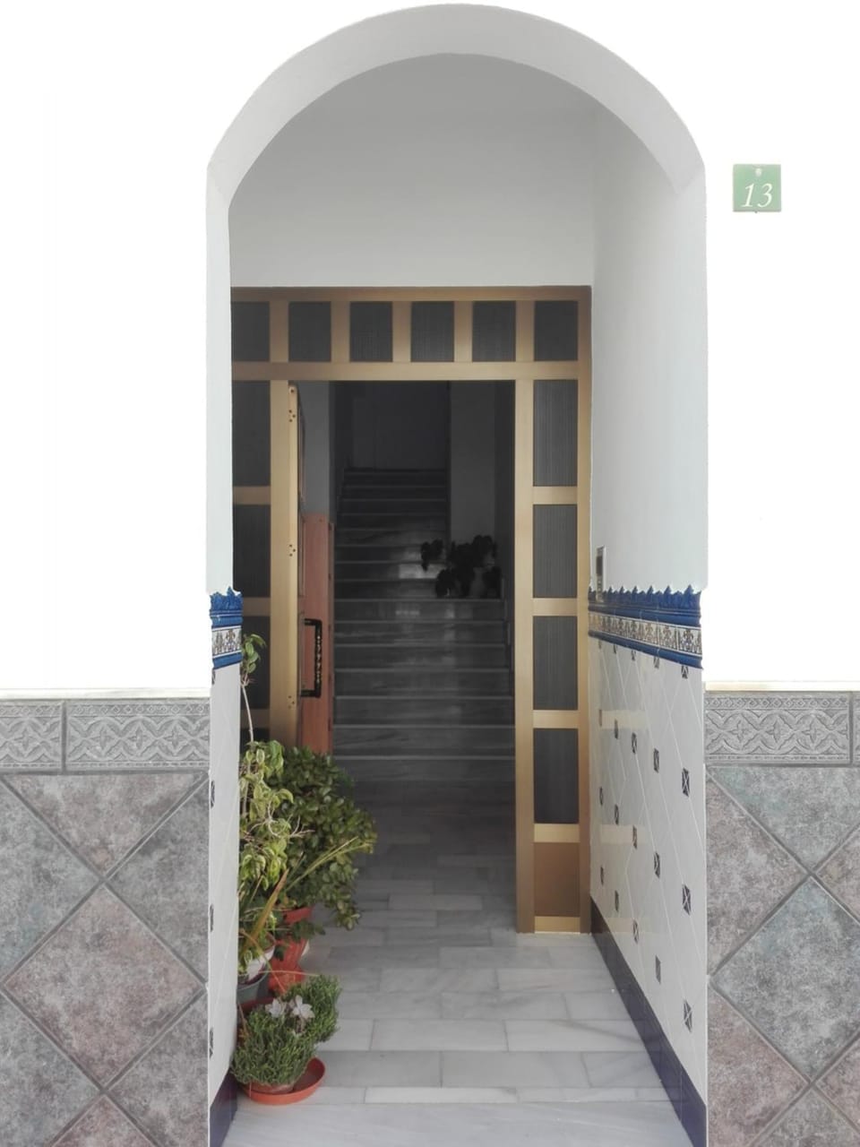 Staff, Facade/entrance, People, Lobby or reception, Guests, Landmark view, Mountain view, Street view, Area and facilities, children, young children, older children, group of guests, Family