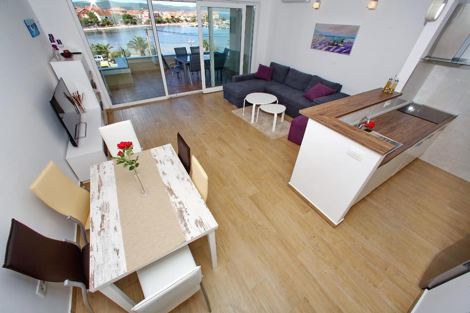 Day, Living room