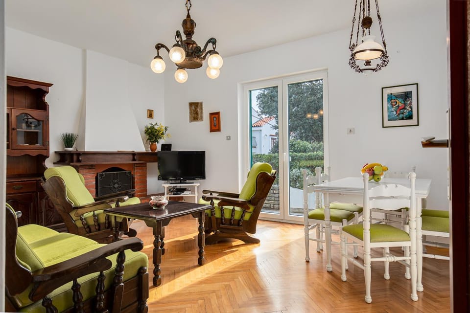 TV and multimedia, Living room, Seating area, Dining area