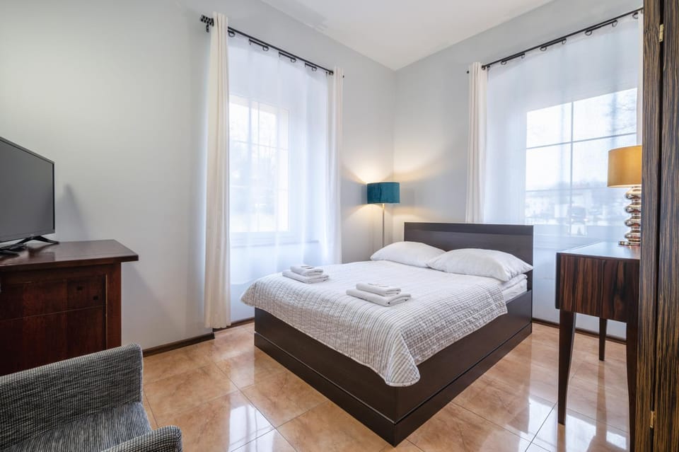 Photo of the whole room, Bedroom
