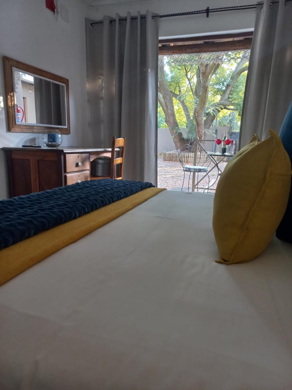 Bed, TV and multimedia, View (from property/room), Garden view, air conditioner