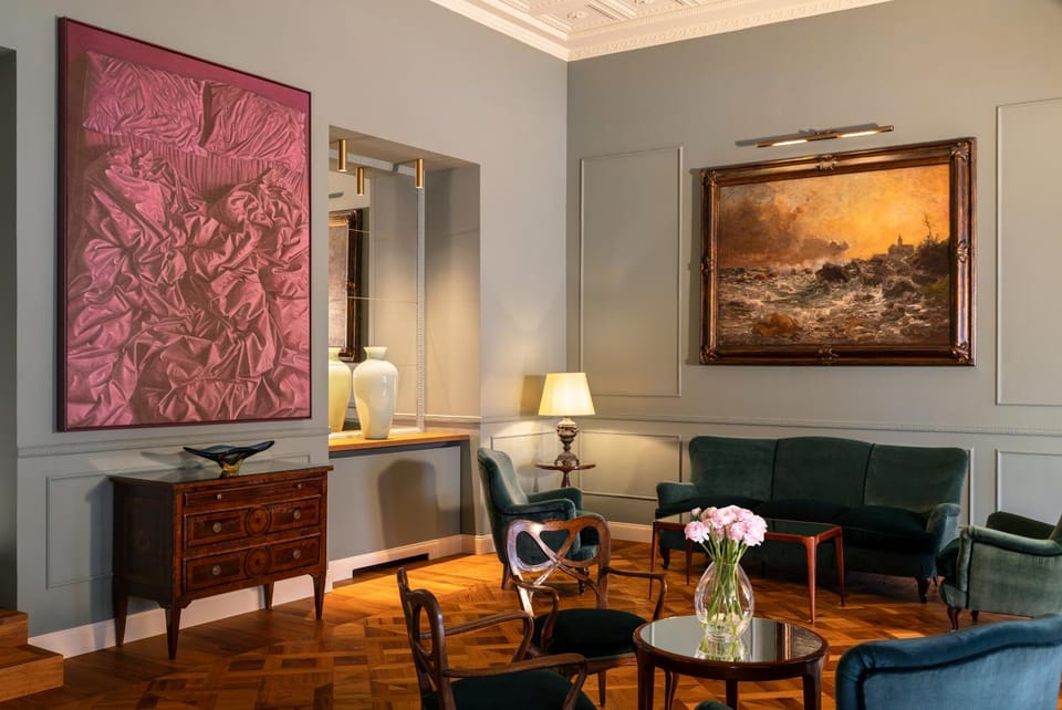 Communal lounge/ TV room