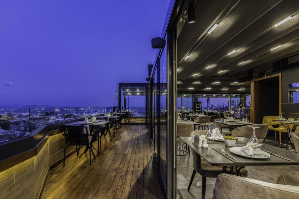 Restaurant/places to eat, View (from property/room), Balcony/Terrace, Lounge or bar, Banquet/Function facilities, Sea view, Breakfast, Dinner, Alcoholic drinks, Non alcoholic drinks