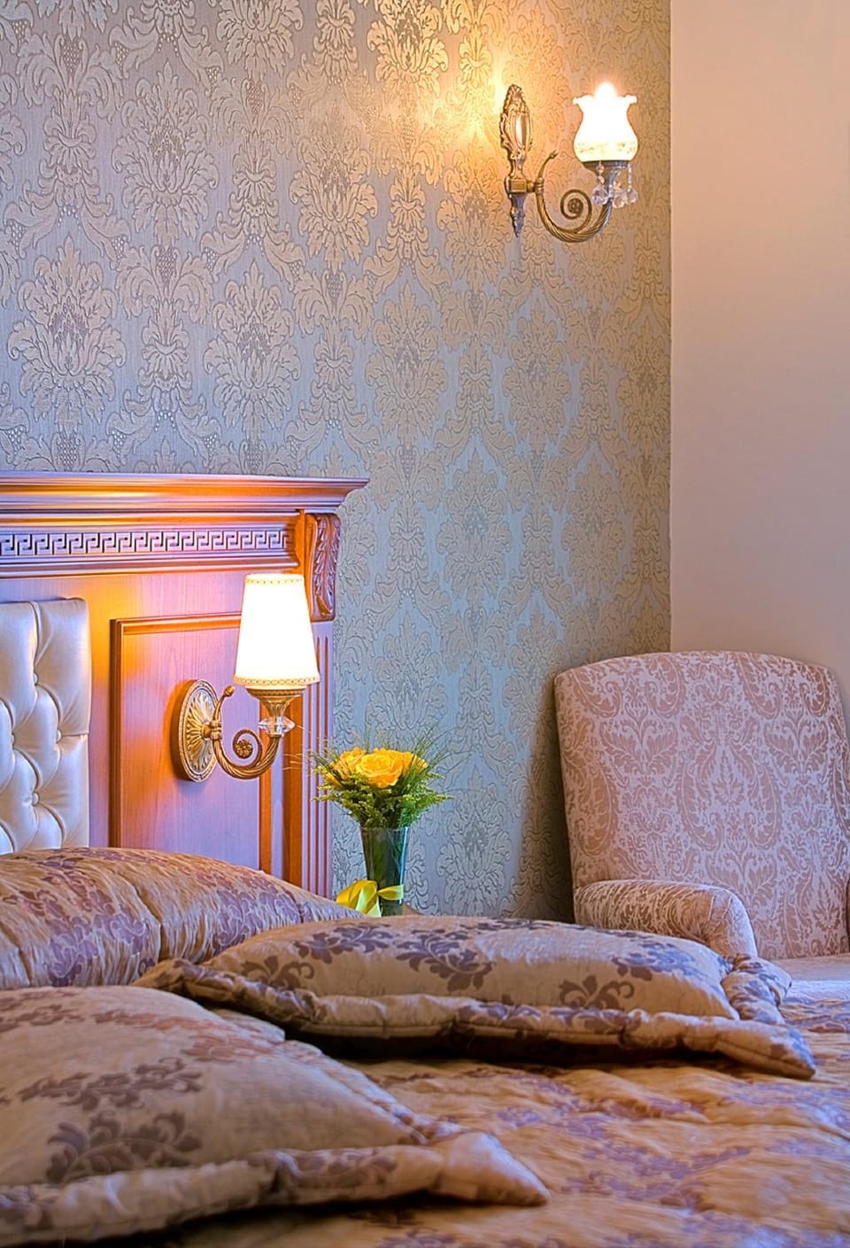 Bed, Seating area