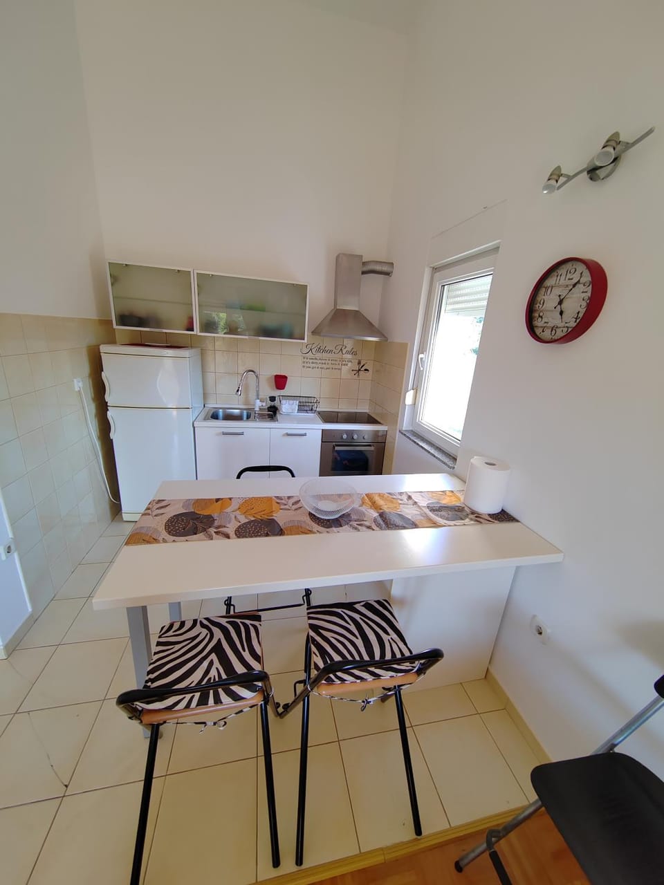 Kitchen or kitchenette, Dining area, oven