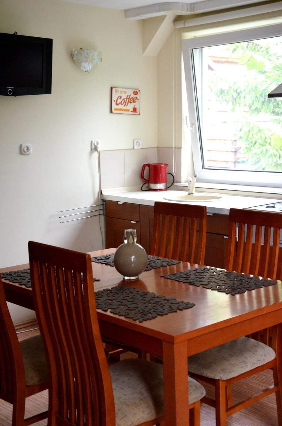 Communal lounge/ TV room, Coffee/tea facilities, Kitchen or kitchenette, Decorative detail, Decorative detail, Dining area