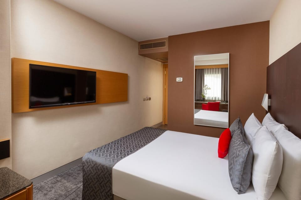 Bed, TV and multimedia, Bedroom