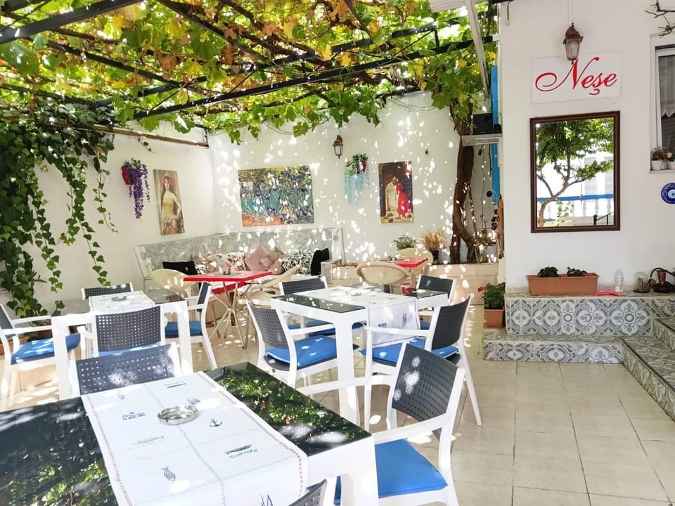 Restaurant/places to eat, Garden, Seating area