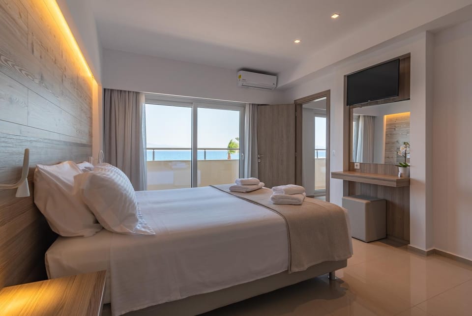 Photo of the whole room, Sea view