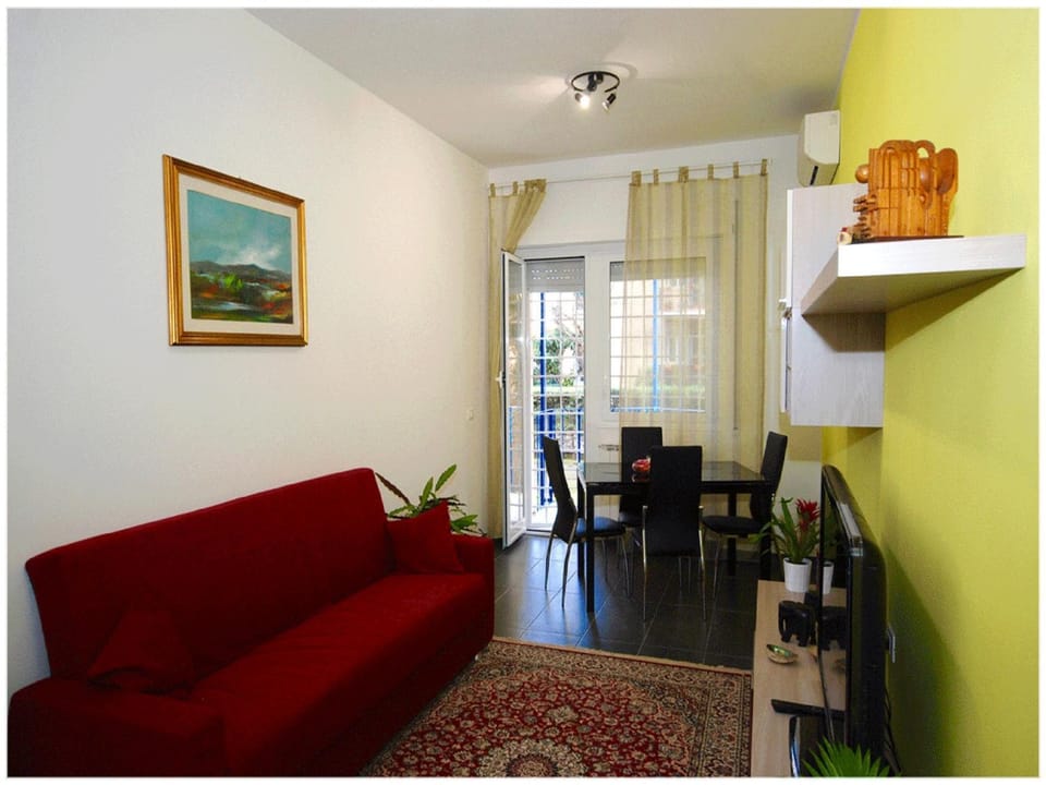 Communal lounge/ TV room, TV and multimedia, Seating area