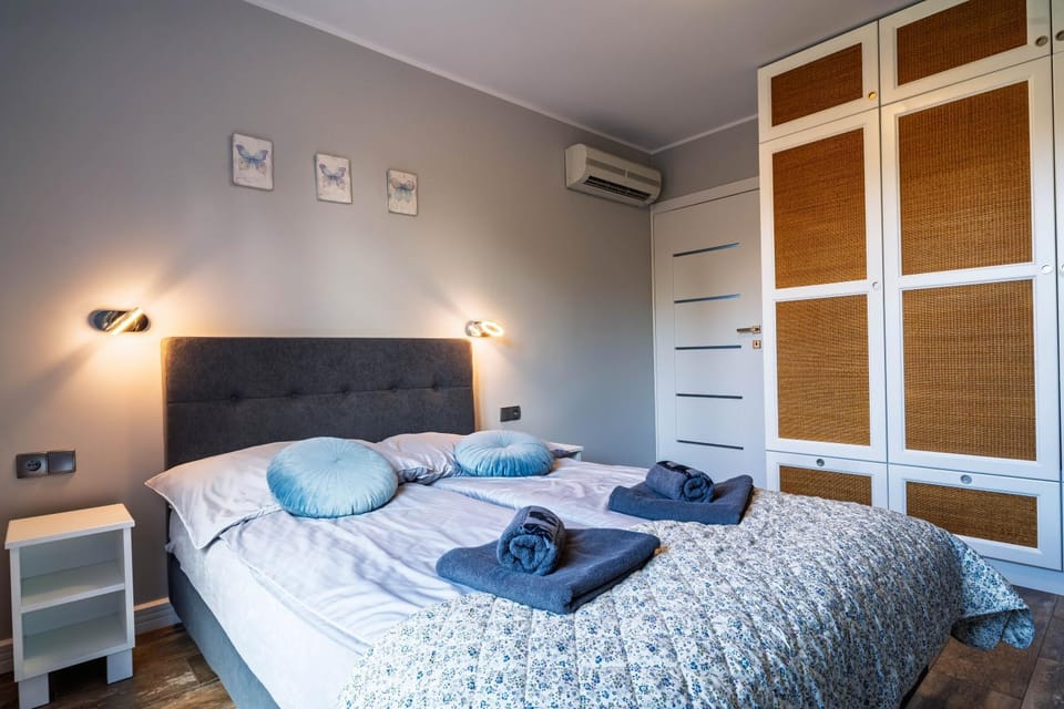 Bed, Photo of the whole room, Bedroom, towels, wardrobe, air conditioner