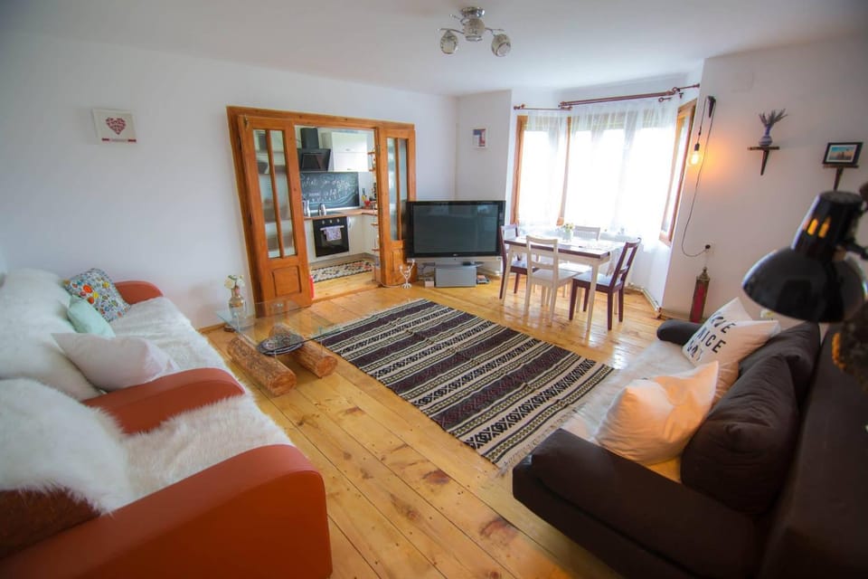 Communal lounge/ TV room, Living room, Seating area, Dining area, Diving