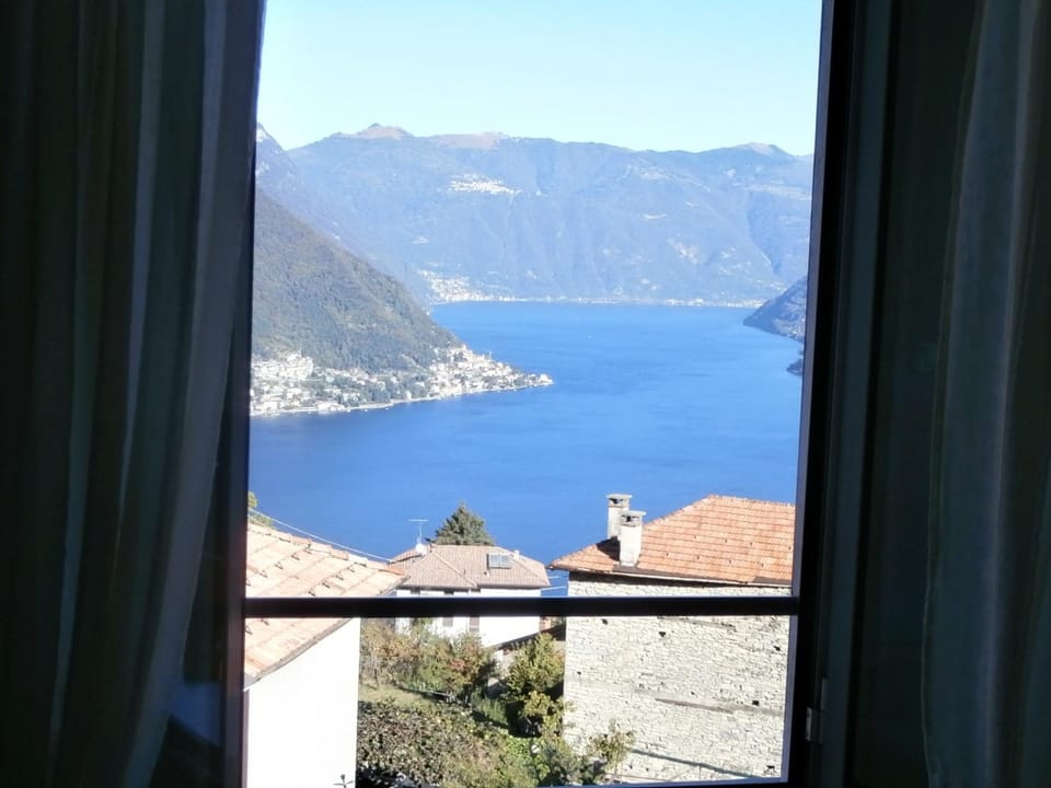 Bedroom, Lake view