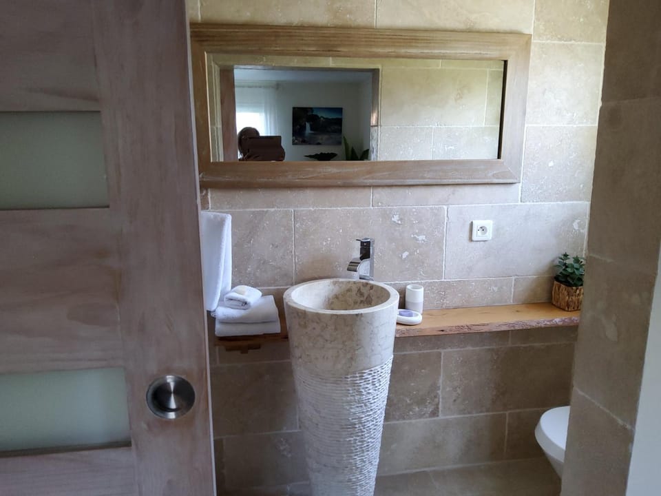 Shower, Toilet, towels