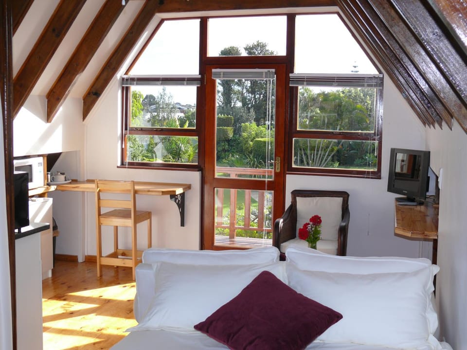 Bed, Bathroom, Coffee/tea facilities, Balcony/Terrace, Kitchen or kitchenette, Dining area, Garden view, Pool view