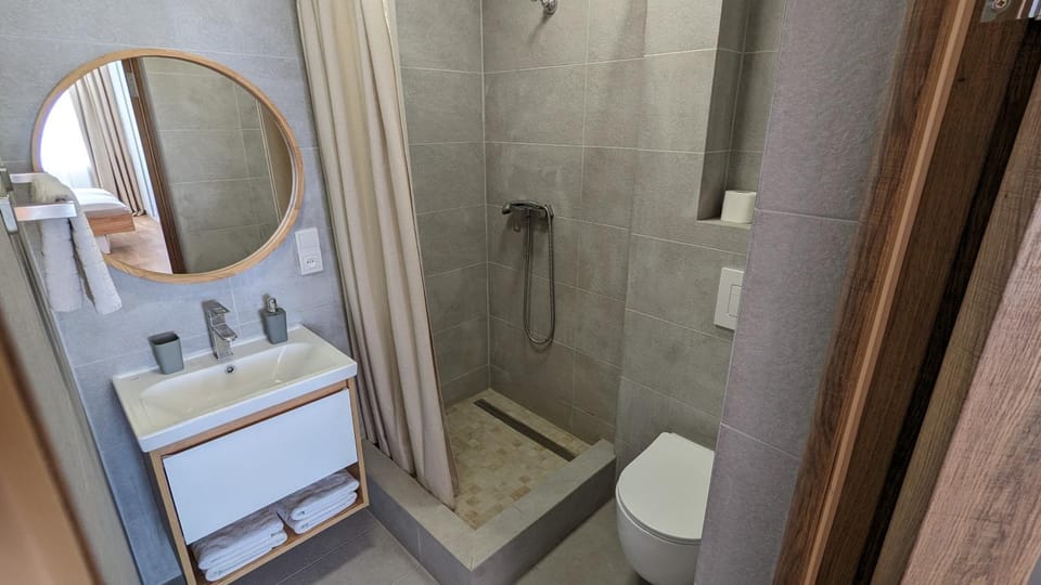 Shower, Toilet, towels