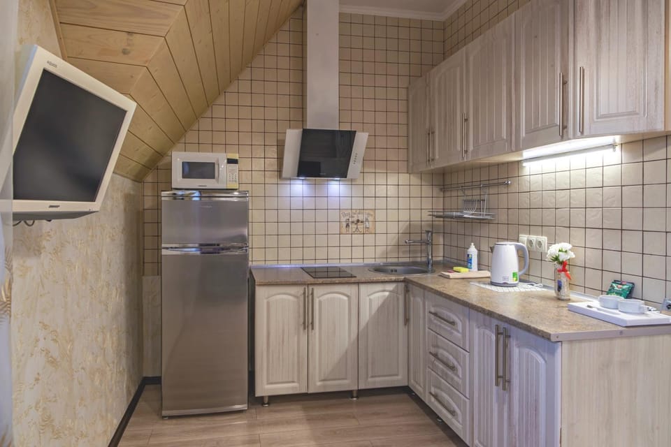 Coffee/tea facilities, Kitchen or kitchenette, oven, stove