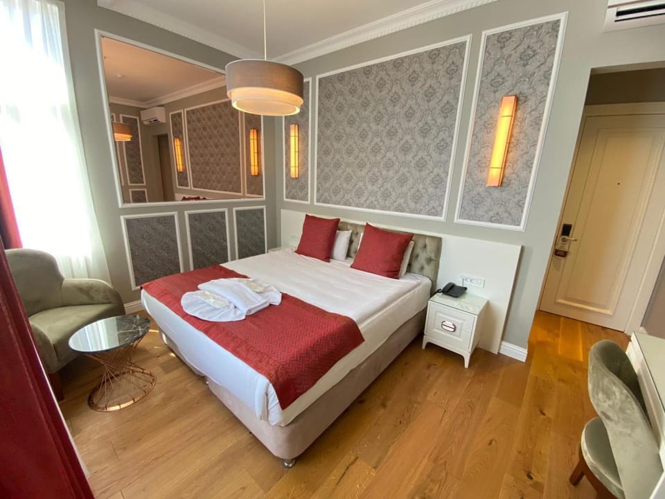Bed, Living room, Photo of the whole room, Seating area, Bedroom, towels, wardrobe, air conditioner