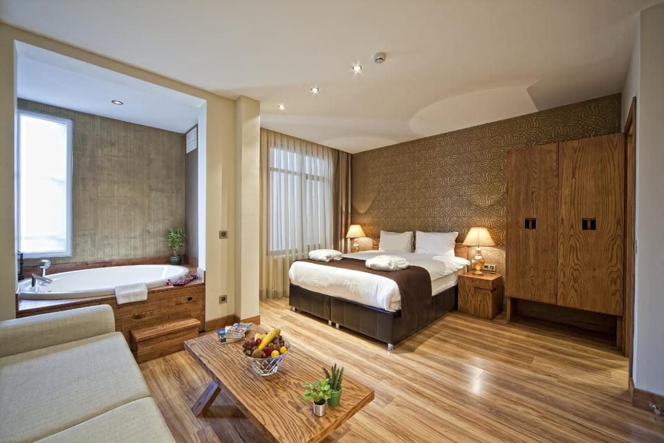 Bed, Photo of the whole room, Seating area