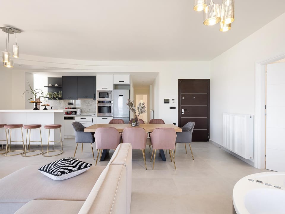 Seating area, Dining area, dishwasher, minibar, pet friendly, kitchen