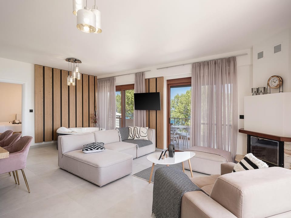 Communal lounge/ TV room, Hot Tub, Living room, Seating area, flat iron