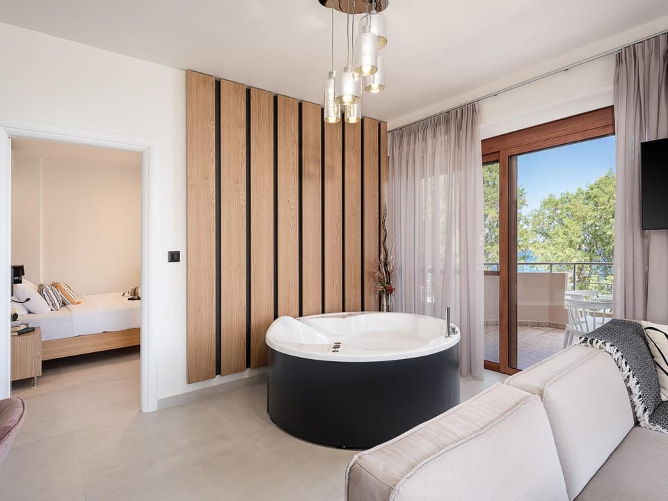 Hot Tub, Living room, Seating area