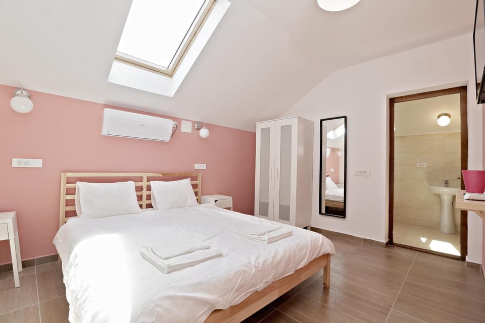 Bed, Photo of the whole room, Bedroom, towels, air conditioner