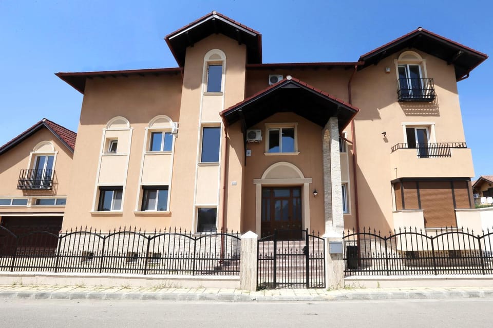 Property building, Facade/entrance, Day, Bird's eye view, Street view