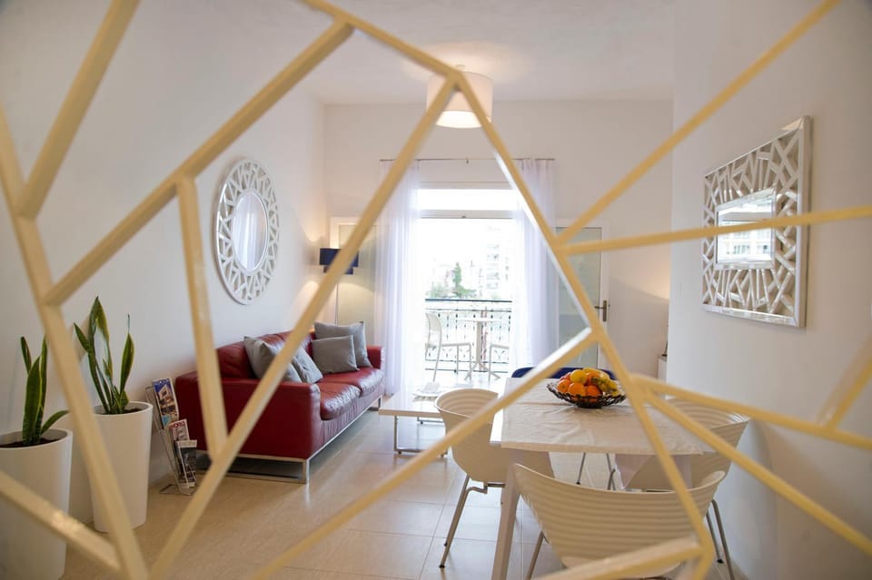 Coffee/tea facilities, Balcony/Terrace, Living room, Seating area, Dining area