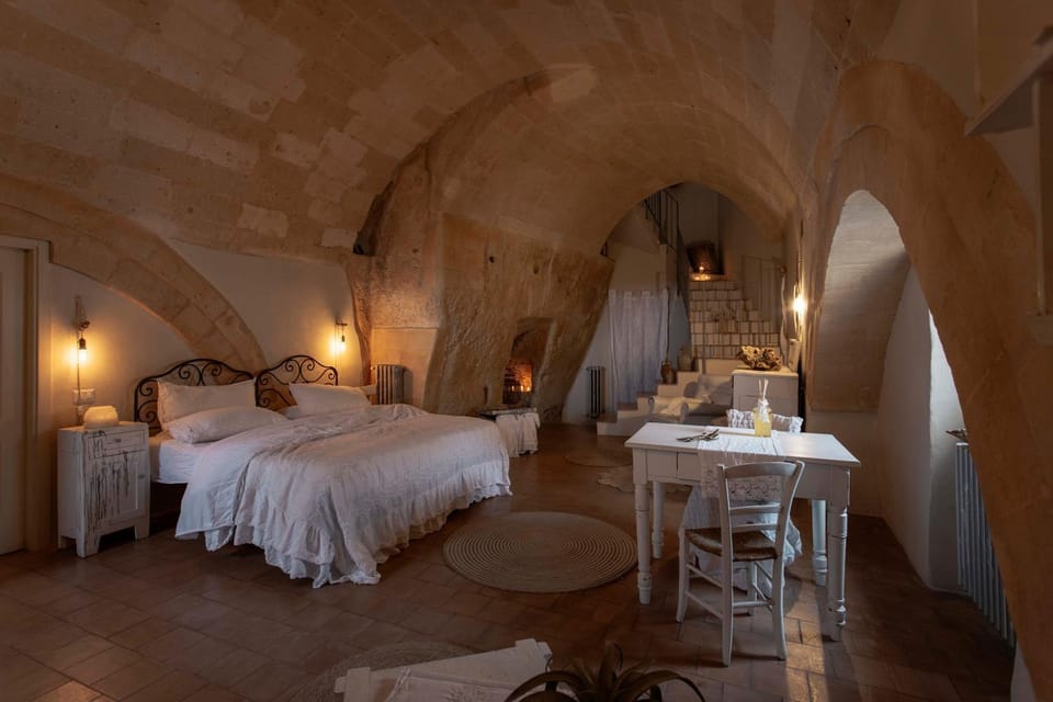 Bed, Photo of the whole room, Seating area, Bedroom