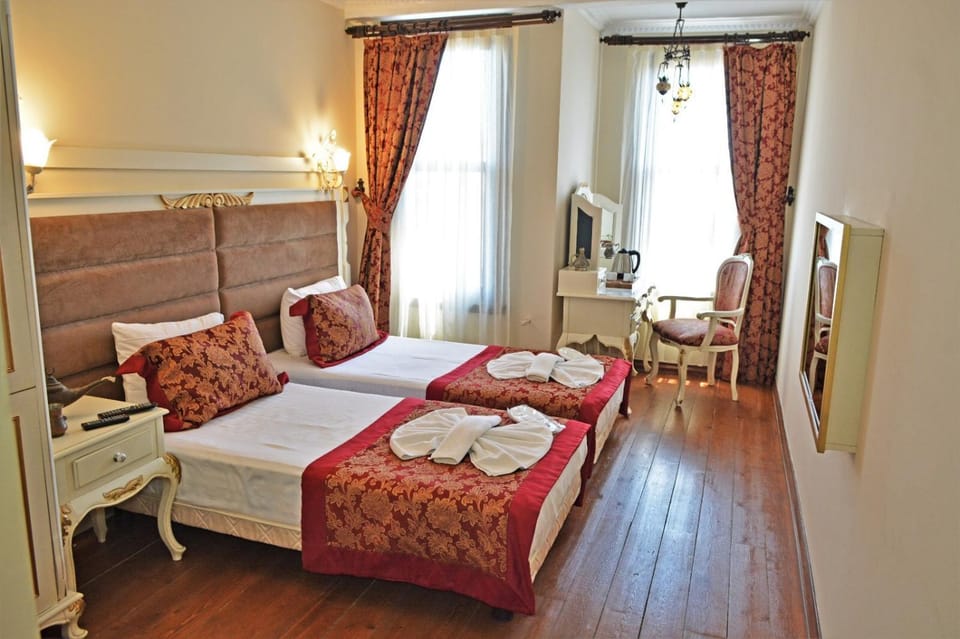 Bed, Other, Other, Photo of the whole room, Decorative detail
