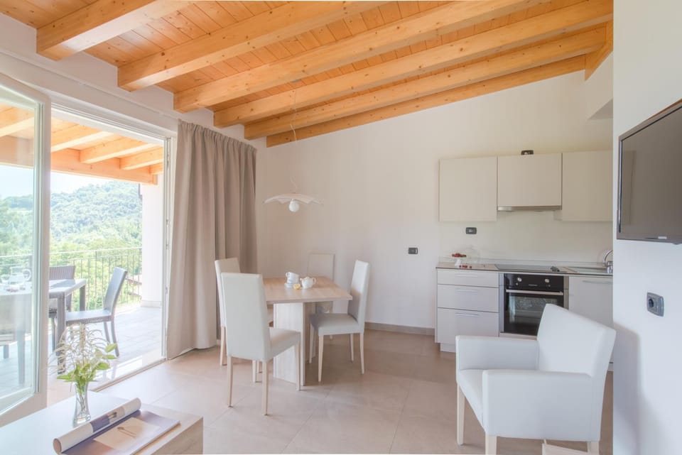 Kitchen or kitchenette, Living room, Seating area, Dining area