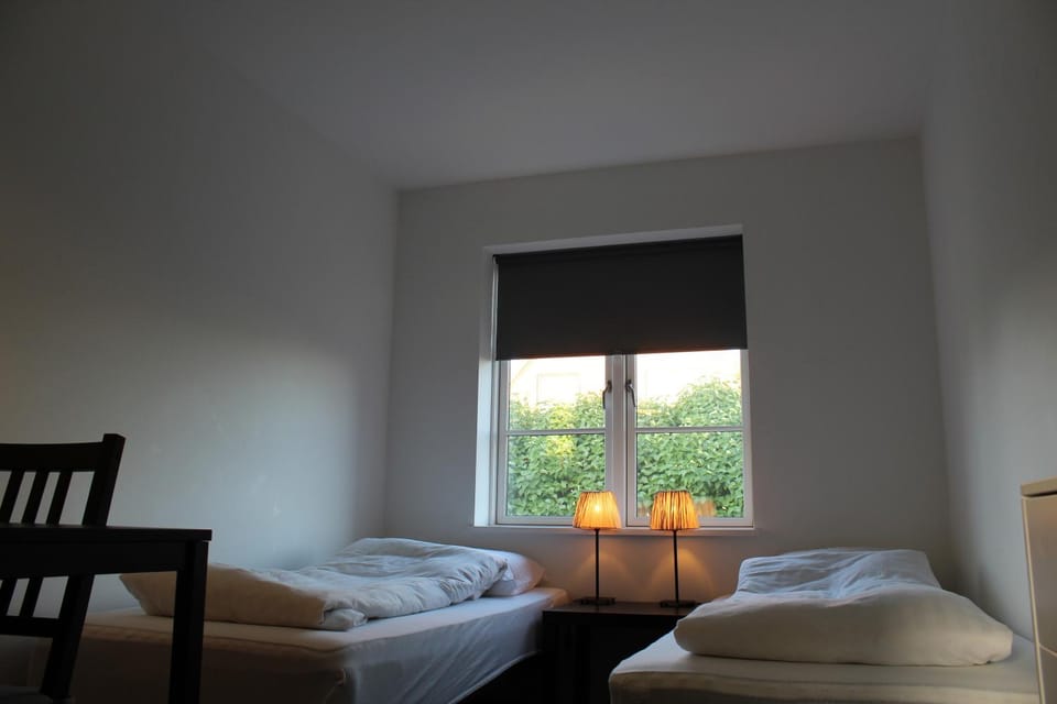 Bed, Decorative detail, Dining area