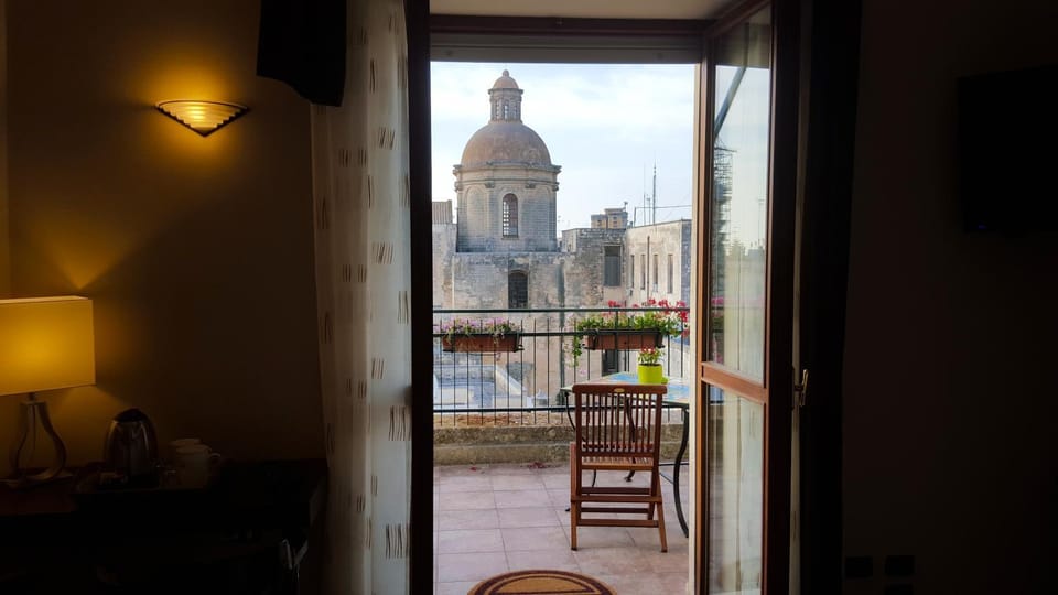 Balcony/Terrace, Photo of the whole room, Bedroom, City view, Landmark view