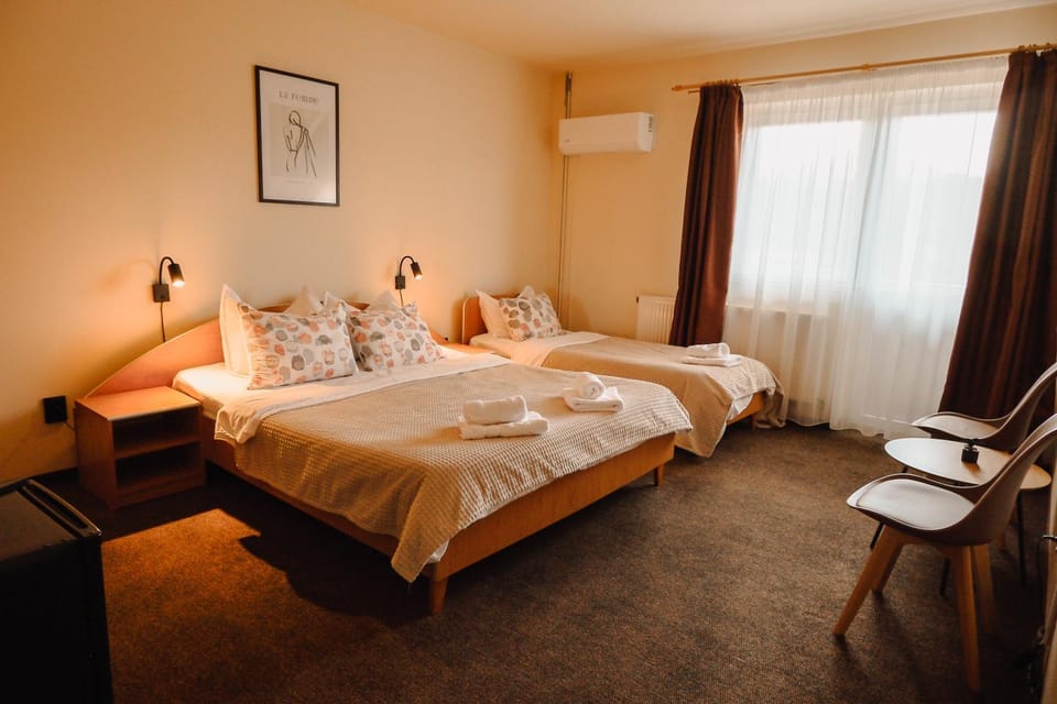 Bed, Photo of the whole room, towels, air conditioner