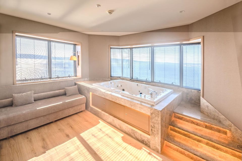 Natural landscape, Hot Tub, Living room, Seating area, Bath