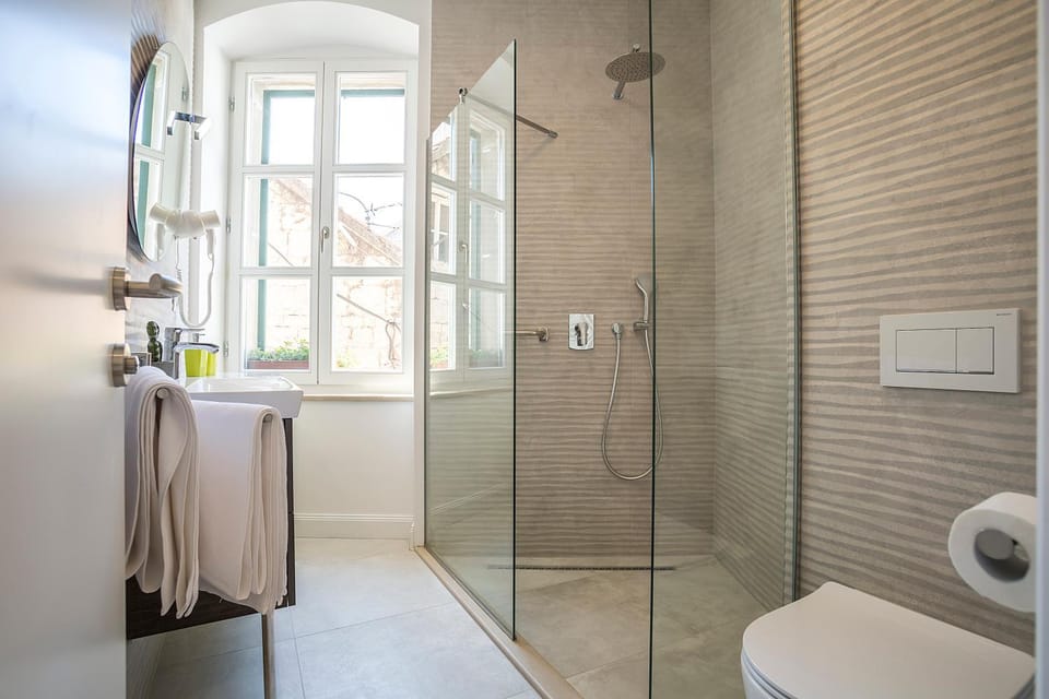 Day, Bathroom, Photo of the whole room, Decorative detail, City view