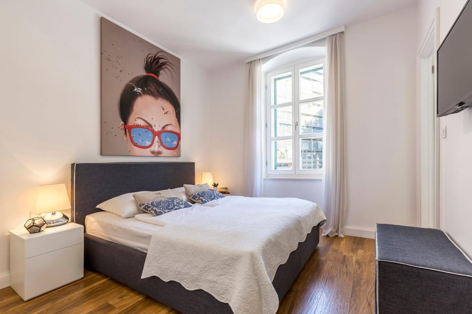 Decorative detail, Bedroom, City view